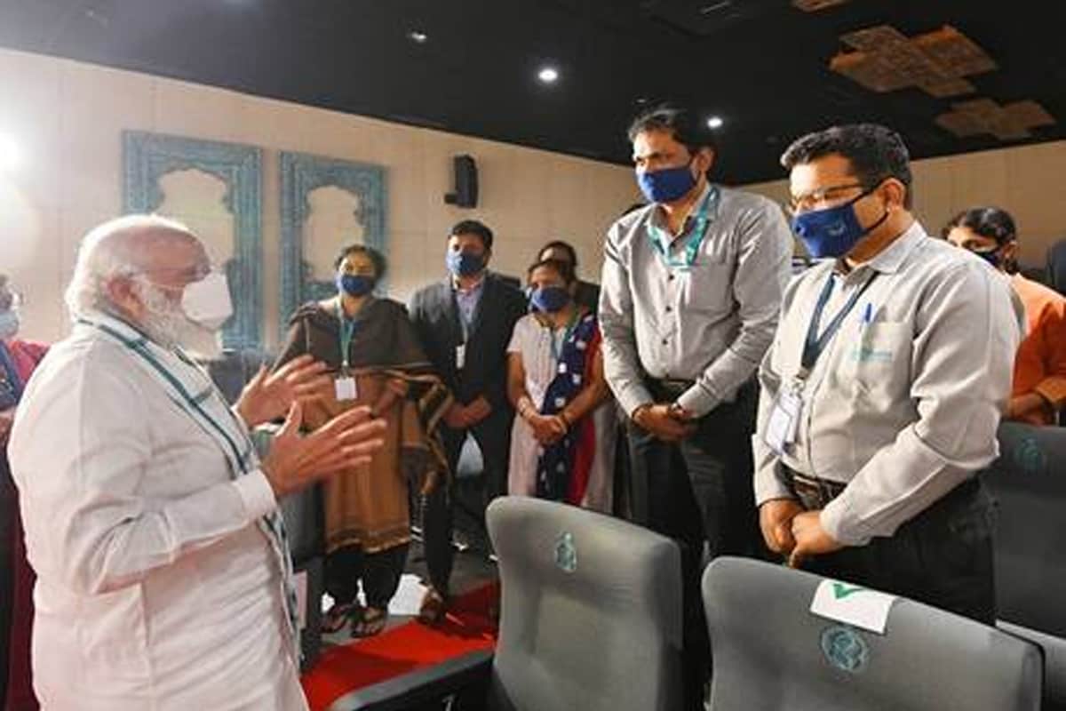 आरोग्य मंत्रालय या समितीच्या सूचनांचं पालन करूनच लशीकरण मोहीम राबवेल, अशी माहिती आरोग्य सचिव राजेश भूषण यांनी पत्रकारांना दिली. आरोग्य मंत्रालय या समितीच्या सूचनांचं पालन करूनच लशीकरण मोहीम राबवेल, अशी माहिती आरोग्य सचिव राजेश भूषण यांनी पत्रकारांना दिली.