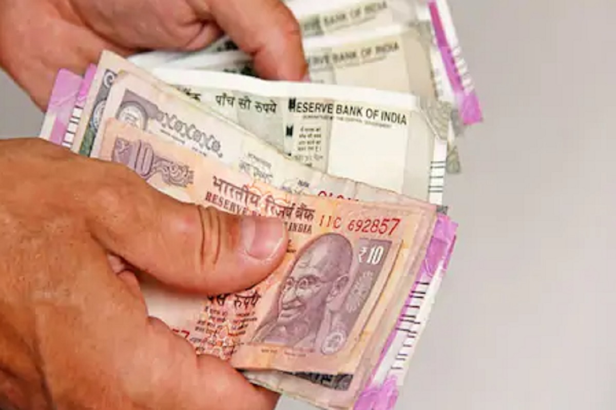 बाबो! रस्त्यावर पसरल्या 2000 आणि 500 च्या नोटा; पैसे लूटण्यासाठी लोकांची तुफान गर्दी