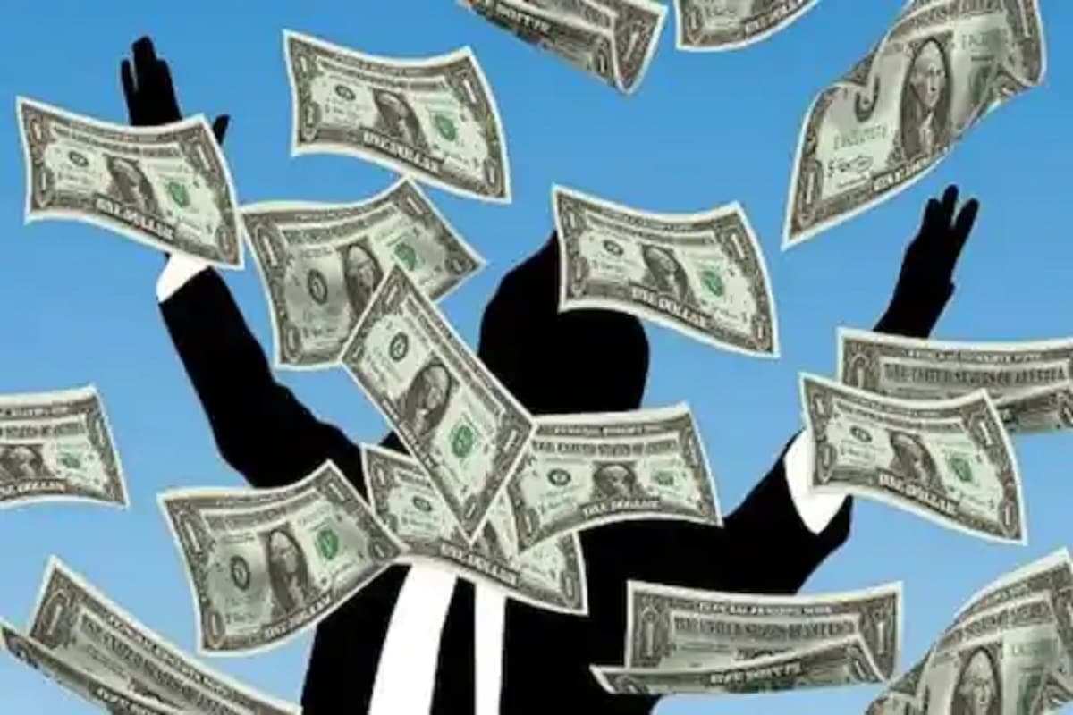 सामान्यपणे आपला पगार (payment) कधी वाढणार याची प्रतीक्षा प्रत्येक कर्मचाऱ्याला असते. पगारात काही हजारांची जरी वाढ झाली तरी आनंद गगनात मावेनासा होतो. मात्र विचार करा जर फक्त एकाच फटक्यात तुम्हाला कंपनीकडून कोट्यवधी रुपये मिळाले तर. असं होणं शक्यच नाही असं तुम्ही म्हणाला. मात्र असं झालं आहे. सामान्यपणे आपला पगार (payment) कधी वाढणार याची प्रतीक्षा प्रत्येक कर्मचाऱ्याला असते. पगारात काही हजारांची जरी वाढ झाली तरी आनंद गगनात मावेनासा होतो. मात्र विचार करा जर फक्त एकाच फटक्यात तुम्हाला कंपनीकडून कोट्यवधी रुपये मिळाले तर. असं होणं शक्यच नाही असं तुम्ही म्हणाला. मात्र असं झालं आहे.