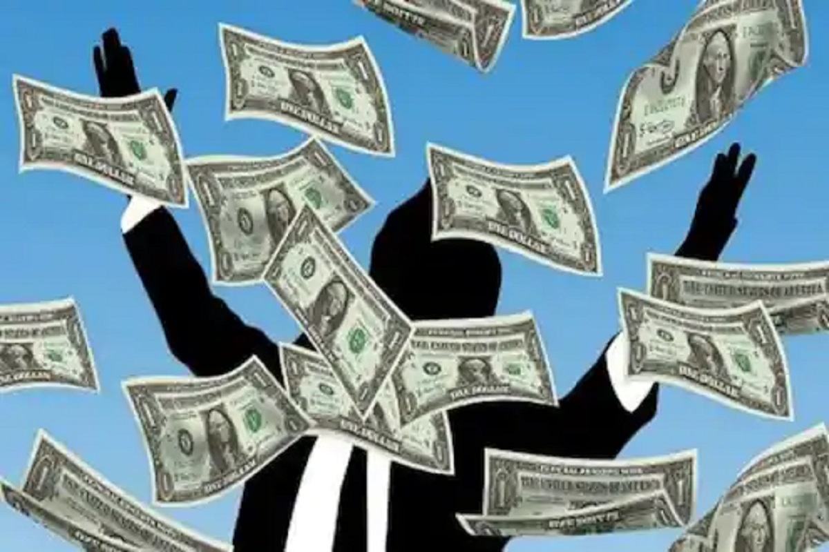 सामान्यपणे आपला पगार (payment) कधी वाढणार याची प्रतीक्षा प्रत्येक कर्मचाऱ्याला असते. पगारात काही हजारांची जरी वाढ झाली तरी आनंद गगनात मावेनासा होतो. मात्र विचार करा जर फक्त एकाच फटक्यात तुम्हाला कंपनीकडून कोट्यवधी रुपये मिळाले तर. असं होणं शक्यच नाही असं तुम्ही म्हणाला. मात्र असं झालं आहे.