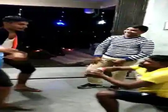 दिवाळीच्या रात्री पोलीस ठाणं झालं डान्स फ्लोअर, कर्मचाऱ्यांनी केलेला नागिण डान्सचा VIDEO VIRAL