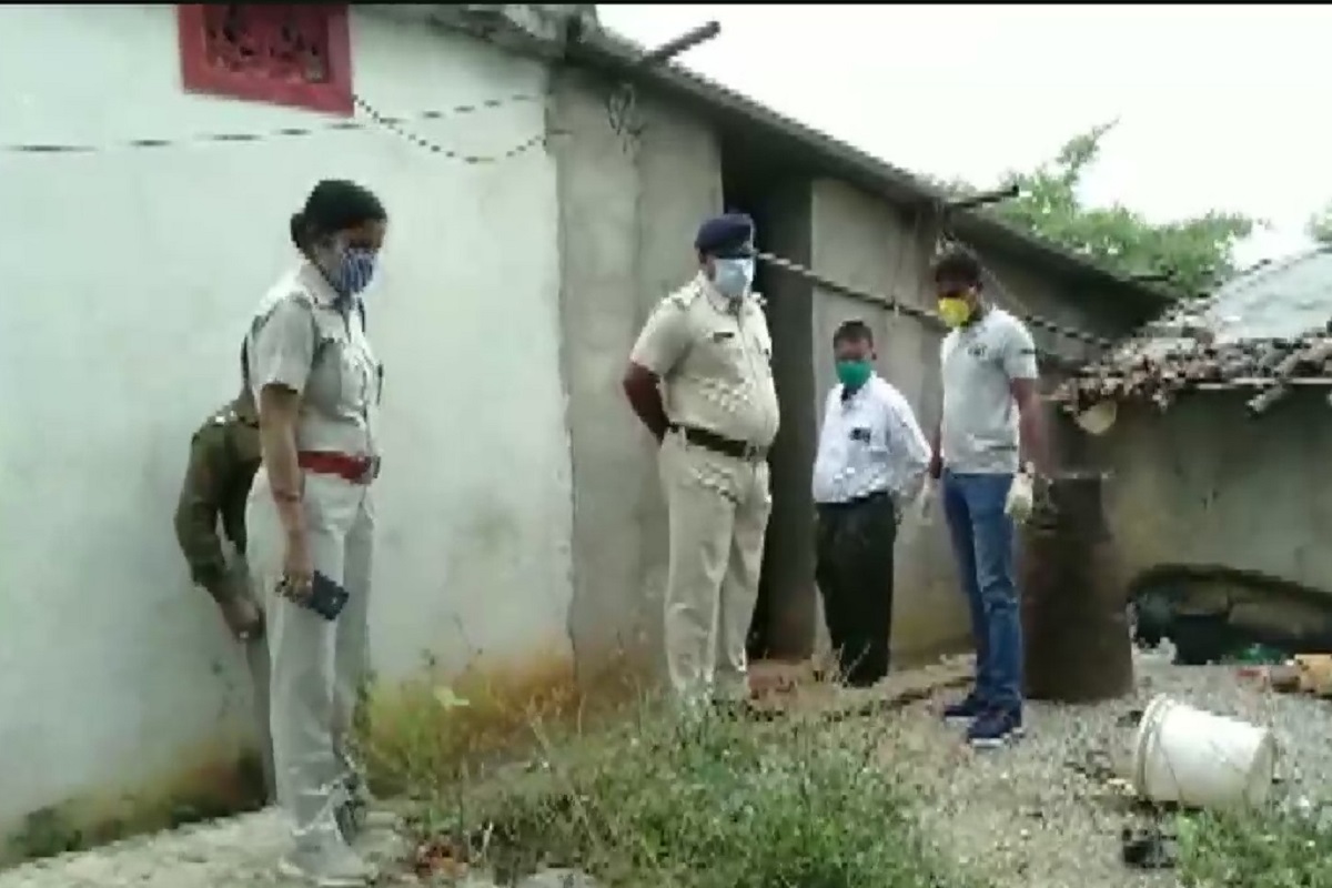 खळबळजनक! घराला होतं कित्येक दिवस कुलूप, पोलिसांनी टाळं उघडलं तर एका रांगेत सापडले 6 मृतदेह