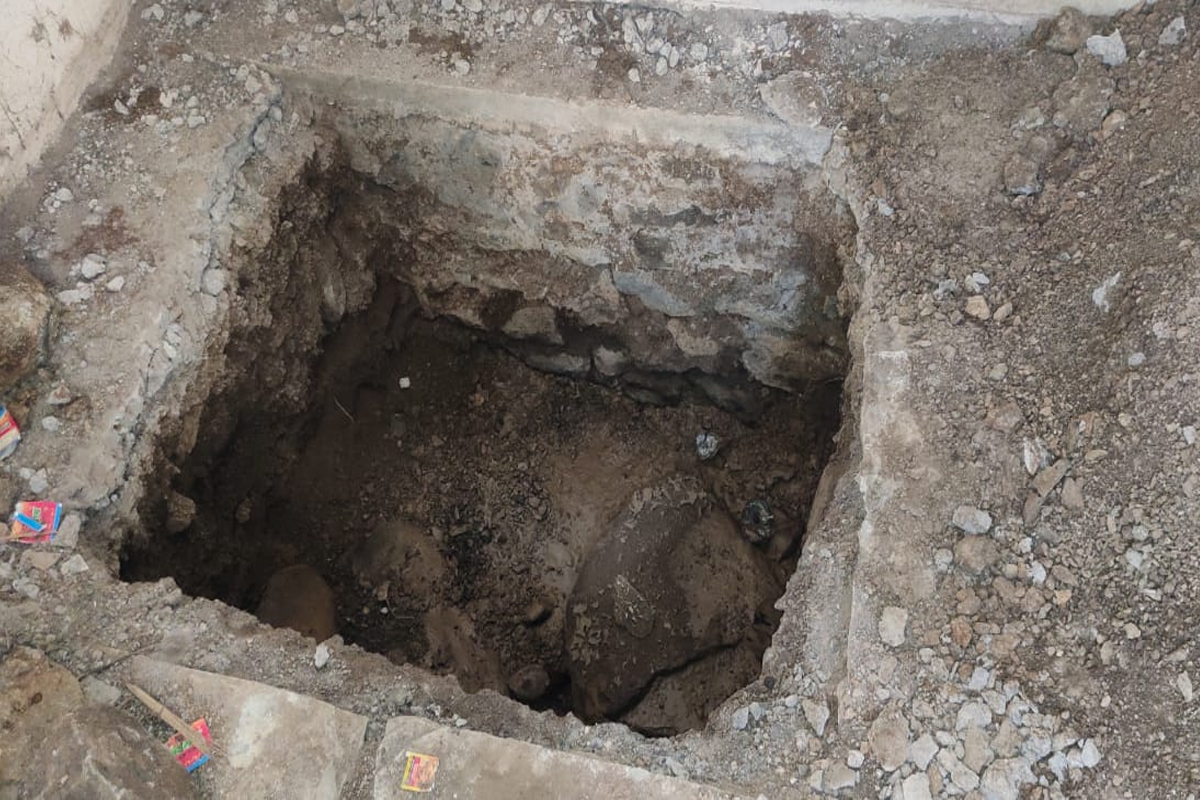 लिंबू, नारळ आणि घरातच भलामोठा खड्डा, उस्मानाबादेतील थरारक घटना उघड