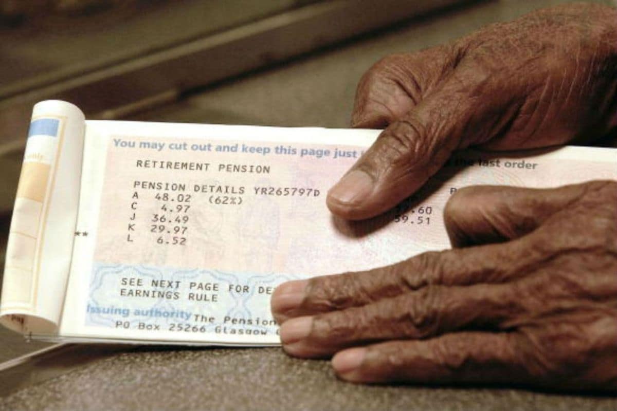 पेन्शनधारकांसाठी मोठी बातमी! रांगेत उभं न राहता घरबसल्या जमा करा जीवन प्रमाणपत्र