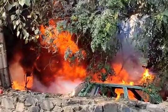 पिंपरीत पोलीस ठाण्याच्या आवारातच वाहनांना अचानक लागली आग, परिसरात भीतीचं वातावरण