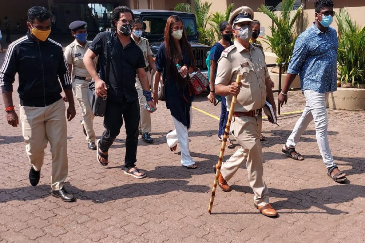 गोव्यात पूनम पांडेनं शूट केला NUDE VIDEO; पोलिसांनी ठोकल्या बेड्या