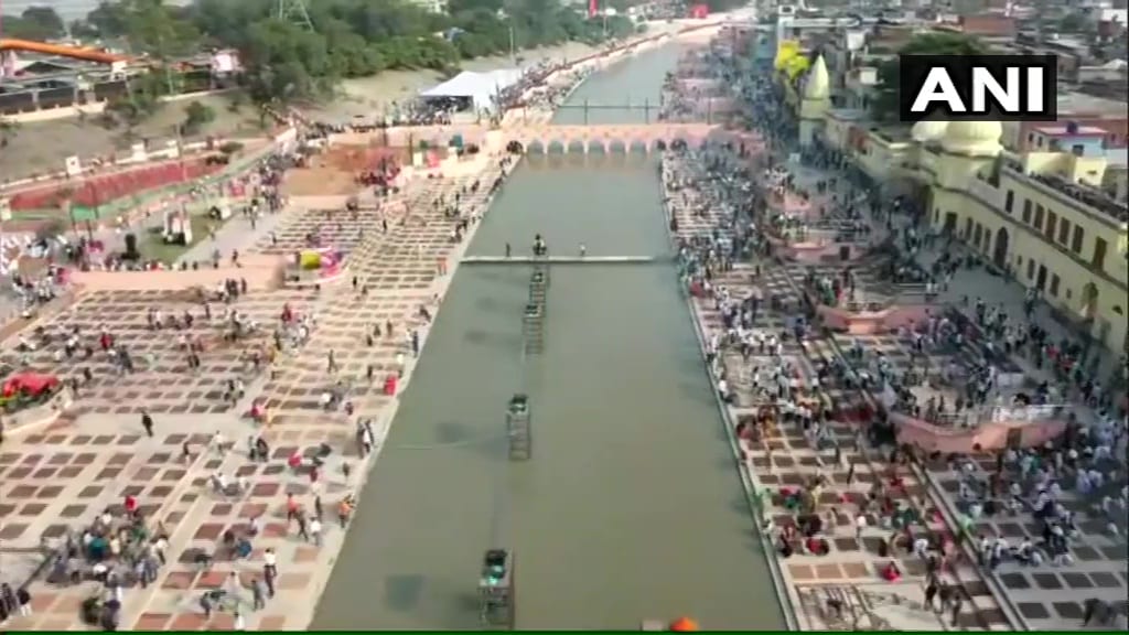 उत्तर प्रदेशातलं शरयूकाठचं अयोध्या आणि उत्तराखंडचं हिमालयाच्या कुशीतलं केदारनाथ या फोटोंनी भारतीय दिवाळीचं एक कायम स्मरणात राहील असं चित्र उभं केलं आहे. उत्तर प्रदेशातलं शरयूकाठचं अयोध्या आणि उत्तराखंडचं हिमालयाच्या कुशीतलं केदारनाथ या फोटोंनी भारतीय दिवाळीचं एक कायम स्मरणात राहील असं चित्र उभं केलं आहे.