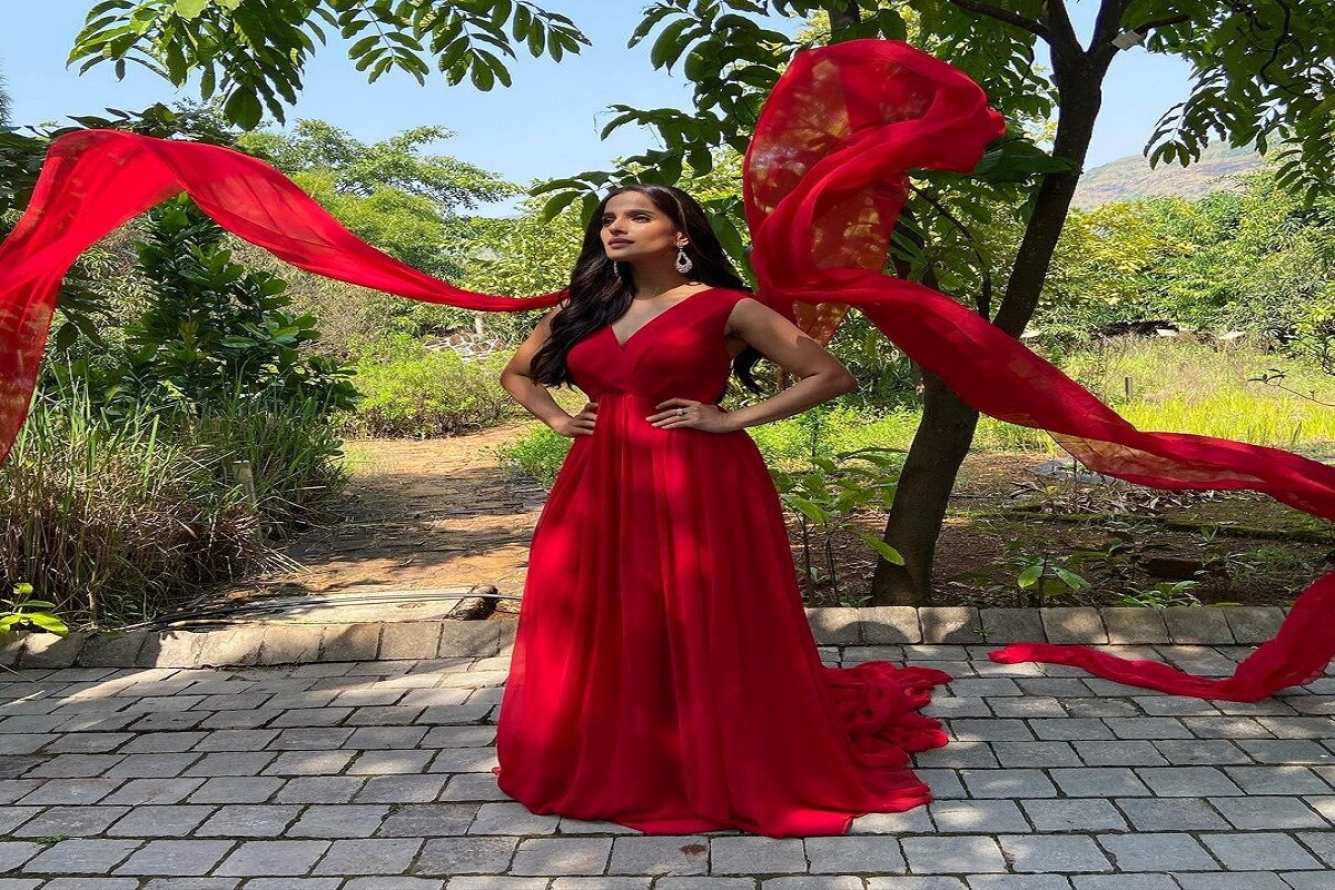 अभिनेत्री प्रिया बापट(Priya Bapat)ने सोशल मीडियावर रेड ड्रेसमधले फोटो शेअर केले आहेत. या फोटोला तिने हवा में उड़ता जाये मेरा लाल दुपट्टा मलमल का असं कॅप्शन दिलं आहे. सोशल मीडियावर प्रिया चांगलीच सक्रीय असते. अभिनेत्री प्रिया बापट(Priya Bapat)ने सोशल मीडियावर रेड ड्रेसमधले फोटो शेअर केले आहेत. या फोटोला तिने हवा में उड़ता जाये मेरा लाल दुपट्टा मलमल का असं कॅप्शन दिलं आहे. सोशल मीडियावर प्रिया चांगलीच सक्रीय असते.