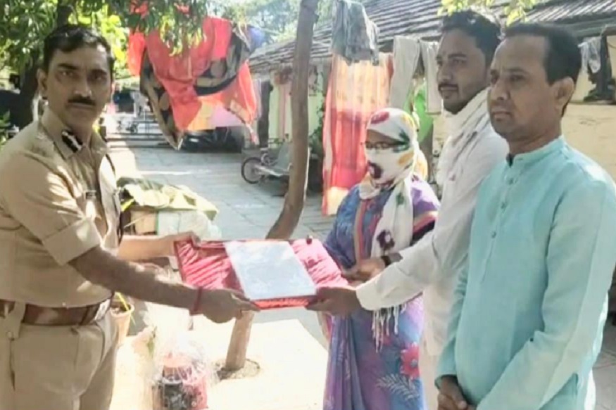 पुण्यातील कोरोना शहीद पोलिसाचे कुटुंबीय गहिवरले, गृहमंत्र्यांचं पत्र घेऊन थेट पोलीस आयुक्त आले घरी