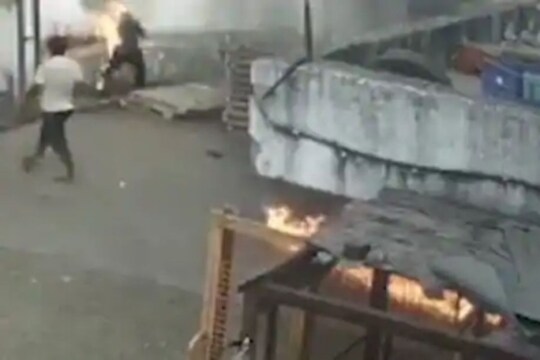 पुण्यातील धक्कादायक प्रकार! BMW वर लघुशंका करण्यापासून रोखलं म्हणून गार्डला पेट्रोल टाकून पेटवलं