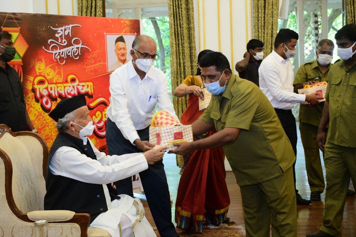 VIDEO पालघरच्या आदिवासी महिलांच्या बांबूच्या आकाश कंदिलांनी उजळलं राजभवन, सर्व कर्मचाऱ्यांनाही खास भेट