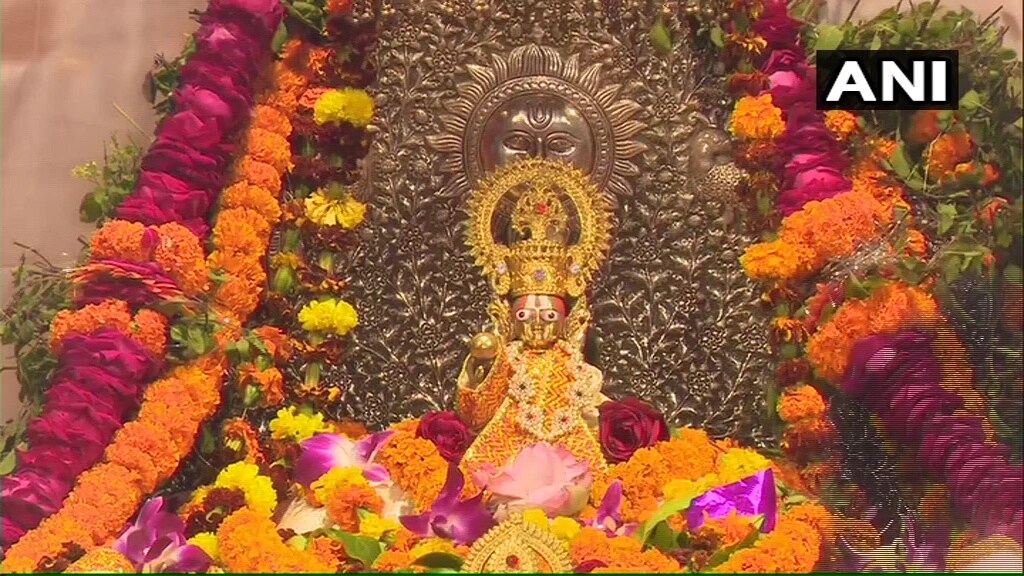 राम जन्मभूमीच्या या रामलल्लाची पूजा मुख्यमंत्री योगी आदित्यनाथ यांच्या हस्ते झाली आणि दीपोत्सवाला प्रारंभ झाला. राम जन्मभूमीच्या या रामलल्लाची पूजा मुख्यमंत्री योगी आदित्यनाथ यांच्या हस्ते झाली आणि दीपोत्सवाला प्रारंभ झाला.