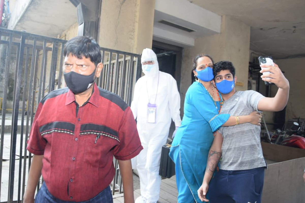 रामदास आठवलेंची कोरोनावर मात, पत्नी मुलासह हॉस्पिटलमधून डिस्चार्ज