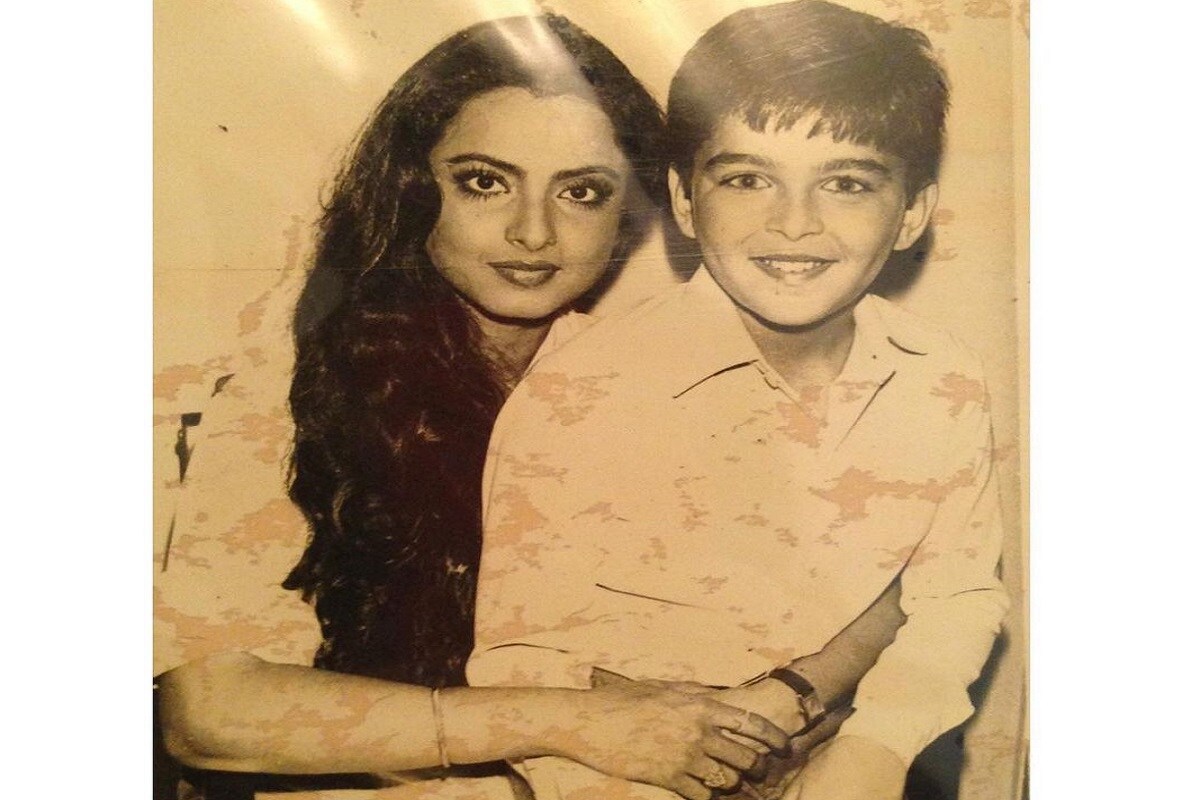अभिनेत्री रेखा आणि एका मुलाचा फोटो सोशल मीडियावर चर्चेत आहे. एक क्युट असा मुलगा रेखाच्या मांडीवर बसलेला दिसतो आहे. त्यामुळे हा मुलगा नेमका आहे तरी कोण? असा प्रश्न अनेकांना पडला आहे. (फोटो सौजन्य - इन्स्टाग्राम) अभिनेत्री रेखा आणि एका मुलाचा फोटो सोशल मीडियावर चर्चेत आहे. एक क्युट असा मुलगा रेखाच्या मांडीवर बसलेला दिसतो आहे. त्यामुळे हा मुलगा नेमका आहे तरी कोण? असा प्रश्न अनेकांना पडला आहे. (फोटो सौजन्य - इन्स्टाग्राम)