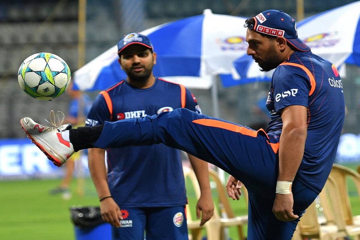 बॅटिंग नाही ही तर जाडेपणाची स्पर्धा! 'त्या' फोटोवरून युवराजनं उडवली रोहित आणि पंतची खिल्ली