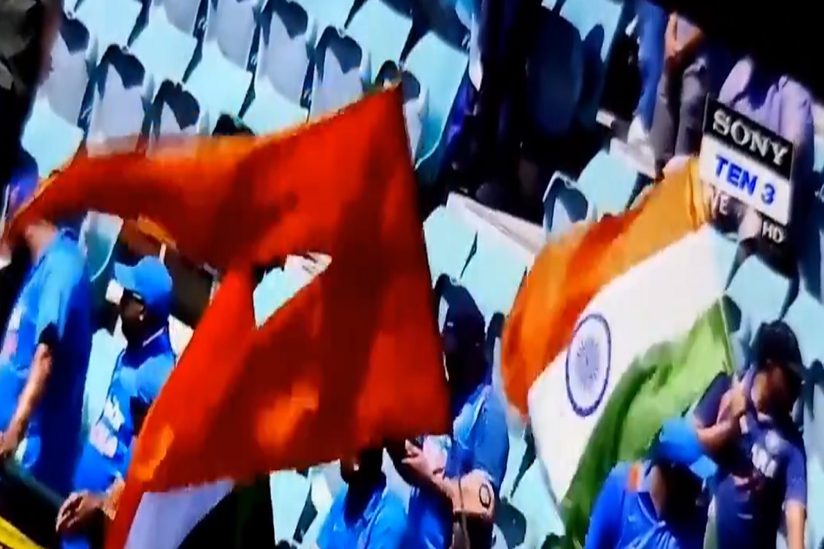 India vs Australia 1st ODI: राष्ट्रगीतादरम्यान ऑस्ट्रेलियात भारतीय चाहत्यांनी फडकवला भगवा झेंडा, पाहा VIDEO