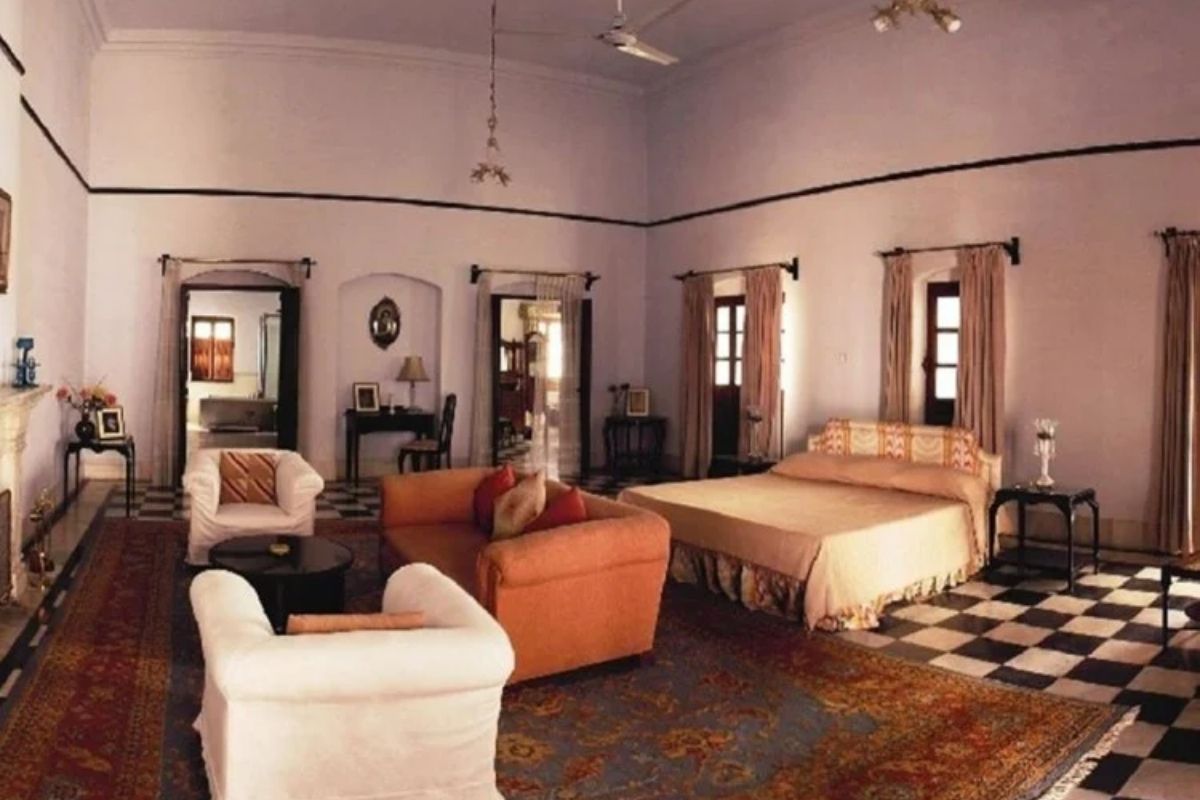 पॅलेस इतका आलिशान आहे की, या मोठ मोठ बंगलेही देखील या पॅलेससमोर शुल्लक वाटतात. तैमूरचा वाढदिवस या पॅलेसमध्ये साजरा करण्यात आला. ज्यावेळी संपूर्ण कुटुंब एकत्र आलं होतं. सैफ अली खान, शर्मिला टागोर, करीना कपूर खान, सोहा अली खान, कुणाल खेमू यांच्या सह कपूर कुटुंबाचे सदस्यही यात सहभागी झाले होते. पॅलेस इतका आलिशान आहे की, या मोठ मोठ बंगलेही देखील या पॅलेससमोर शुल्लक वाटतात. तैमूरचा वाढदिवस या पॅलेसमध्ये साजरा करण्यात आला. ज्यावेळी संपूर्ण कुटुंब एकत्र आलं होतं. सैफ अली खान, शर्मिला टागोर, करीना कपूर खान, सोहा अली खान, कुणाल खेमू यांच्या सह कपूर कुटुंबाचे सदस्यही यात सहभागी झाले होते.