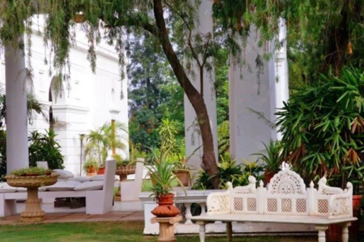 हरियाणातील गुरुग्रामस्थित पतौडी पॅलेज हे सैफचं वडिलोपार्जित घर आहे. सर्व सुविधायुक्त आलीशान पॅलेसची किंमत 800 कोटी रुपये असल्याचे सांगितले जाते. येथे आधुनिक सुख-सुविधेशी संबंधित सर्व गोष्टी आहेत. पॅलेजमध्ये मोठे हॉल आणि हिरवंगार गार्डनही आहे. इतक्या वर्षांनंतरही पॅलेसचं सौंदर्य अबाधित आहे. हरियाणातील गुरुग्रामस्थित पतौडी पॅलेज हे सैफचं वडिलोपार्जित घर आहे. सर्व सुविधायुक्त आलीशान पॅलेसची किंमत 800 कोटी रुपये असल्याचे सांगितले जाते. येथे आधुनिक सुख-सुविधेशी संबंधित सर्व गोष्टी आहेत. पॅलेजमध्ये मोठे हॉल आणि हिरवंगार गार्डनही आहे. इतक्या वर्षांनंतरही पॅलेसचं सौंदर्य अबाधित आहे.