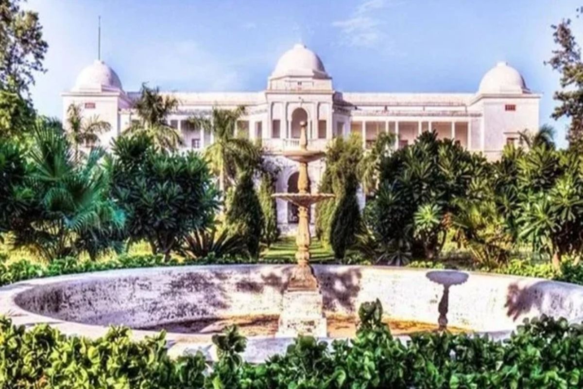 1900 च्या सुरुवातील पतौडी पॅलेस बांधण्यात आलं. हे इब्राहिम कोठी या नावानेही ओळखलं जातं. नुकतेच सैफने याचं लीज पूर्ण करीत पजेशन पुन्हा घेतलं आहे. सैफने एका मुलाखतीदरम्यान सांगितलं होतं की, पतौडी पॅलेज माझ्या वडिलांनी फ्रांन्सिस आणि अमन यांना कर्जाऊ दिलं होतं. जे पॅलेजमधील हॉटेल चालवित होते. ते प्रॉपर्टीची काळजी घेत होते. ते आमच्या कुटुंबापैकी एक होते. यापैकी फ्रांन्सिस यांचा निधन झालं आहे. 1900 च्या सुरुवातील पतौडी पॅलेस बांधण्यात आलं. हे इब्राहिम कोठी या नावानेही ओळखलं जातं. नुकतेच सैफने याचं लीज पूर्ण करीत पजेशन पुन्हा घेतलं आहे. सैफने एका मुलाखतीदरम्यान सांगितलं होतं की, पतौडी पॅलेज माझ्या वडिलांनी फ्रांन्सिस आणि अमन यांना कर्जाऊ दिलं होतं. जे पॅलेजमधील हॉटेल चालवित होते. ते प्रॉपर्टीची काळजी घेत होते. ते आमच्या कुटुंबापैकी एक होते. यापैकी फ्रांन्सिस यांचा निधन झालं आहे.