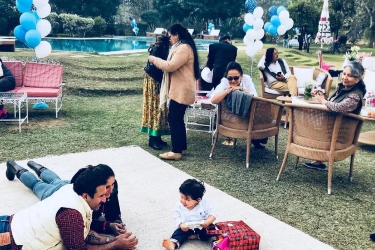 सैफ आपल्या कुटुंबासोबत येथे नेहमी येत असतो. नुकताच त्याने लग्नाचा वाढदिवसही या पॅलेसमध्ये साजरा केला. सैफ आपल्या कुटुंबासोबत येथे नेहमी येत असतो. नुकताच त्याने लग्नाचा वाढदिवसही या पॅलेसमध्ये साजरा केला.