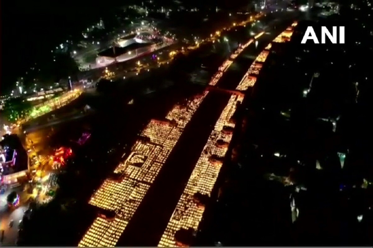 रामजन्मभूमीवर बांधल्या जाणाऱ्या मंदिराचं यंदा भूमिपूजन झालं आणि त्यामुळेच अयोध्येची दिवाळी यंदा खास ठरणारी आहे. रामजन्मभूमीवर बांधल्या जाणाऱ्या मंदिराचं यंदा भूमिपूजन झालं आणि त्यामुळेच अयोध्येची दिवाळी यंदा खास ठरणारी आहे.