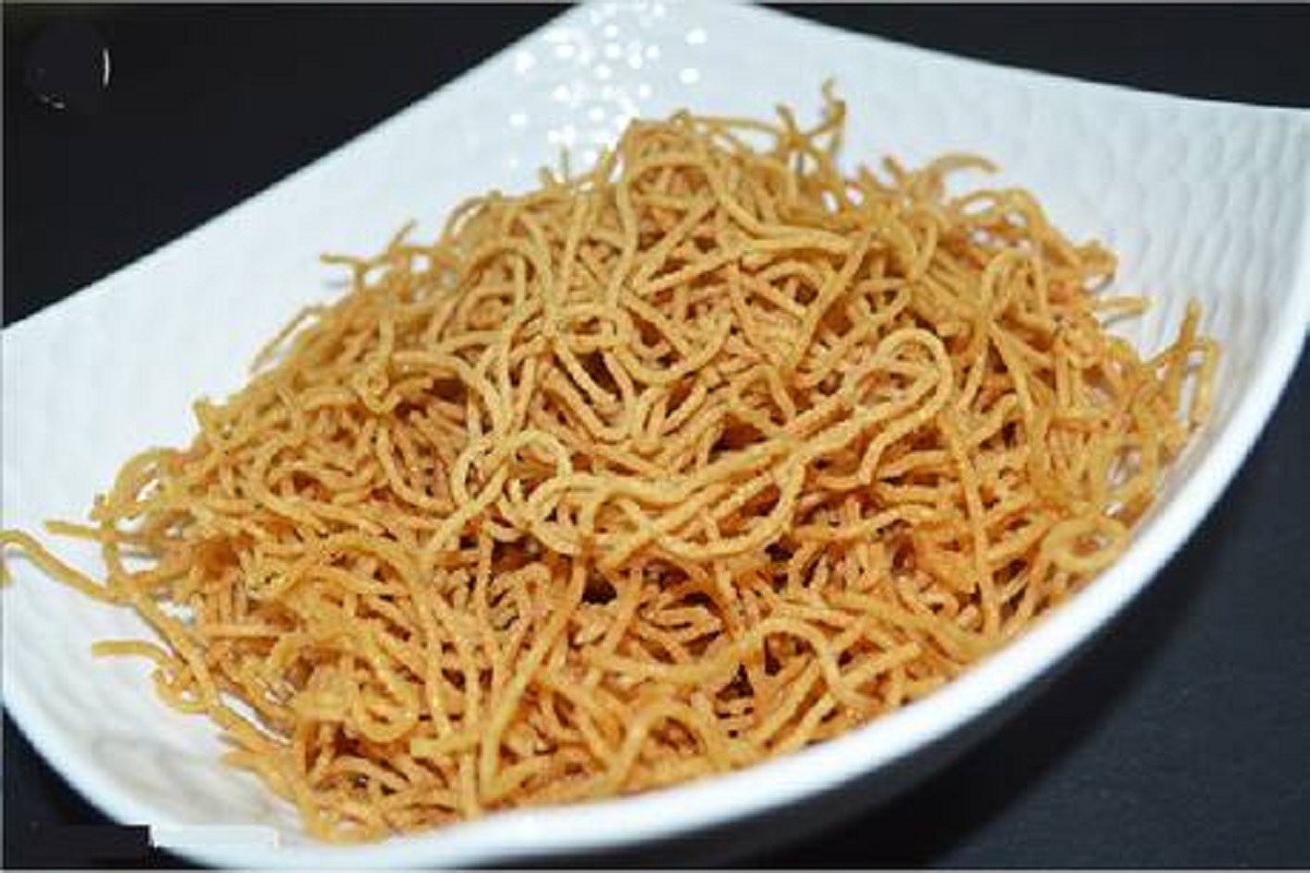 Diwali recipe : फक्त दिवाळीपुरतंच नाही तर महिनाभर कुरकुरीत राहिल अशी शेव; पाहा VIDEO