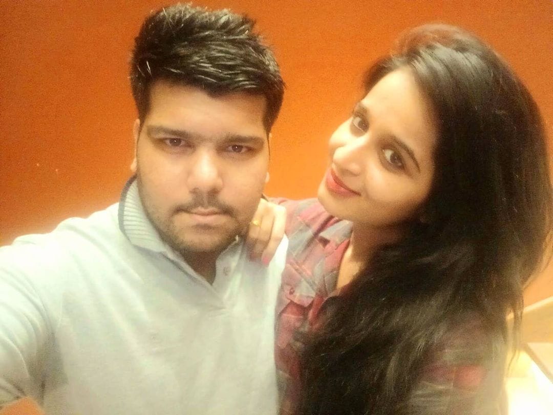 13 नोव्हेंबरला शीतल पांडेय आपला लहानपणापासूनचा मित्र अभिषेक भट्टाचार्यसोबत लग्नबंधनात अडकली. तिनं कोर्ट मॅरेज केलं होतं. आपलं हे लग्न म्हणजे फक्त व्हिजासाठी मॅरेज सर्टिफिकेट देण्यासाठी केलेलं लग्न होतं. कारण आम्ही दोघं Leicester ला जाणार आहोत, असं शीतलनं सांगितल्याचं वृत्त टाइम्स ऑफ इंडियानं दिल्याचं आज तकनं सांगितलं. 13 नोव्हेंबरला शीतल पांडेय आपला लहानपणापासूनचा मित्र अभिषेक भट्टाचार्यसोबत लग्नबंधनात अडकली. तिनं कोर्ट मॅरेज केलं होतं. आपलं हे लग्न म्हणजे फक्त व्हिजासाठी मॅरेज सर्टिफिकेट देण्यासाठी केलेलं लग्न होतं. कारण आम्ही दोघं Leicester ला जाणार आहोत, असं शीतलनं सांगितल्याचं वृत्त टाइम्स ऑफ इंडियानं दिल्याचं आज तकनं सांगितलं.