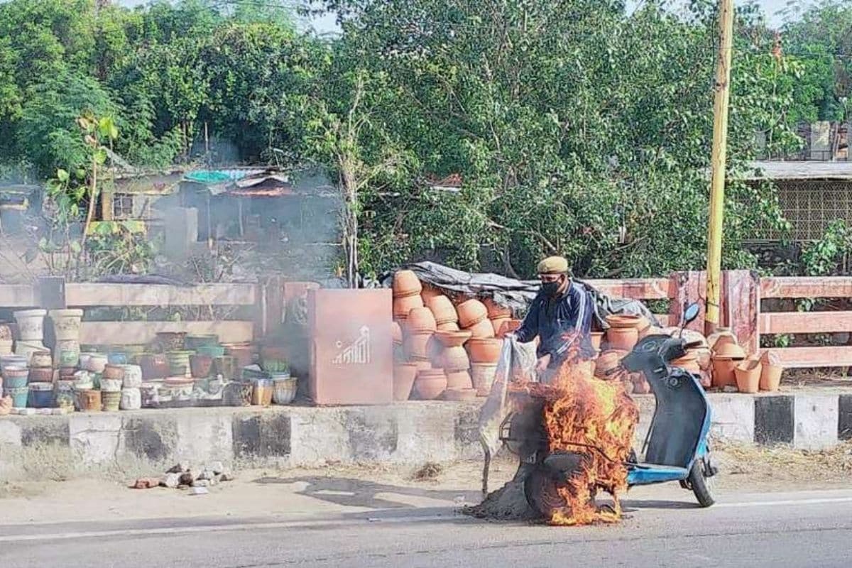 जयपूर, 24 नोव्हेंबर : येथील सहकार मार्गावर मंगळवारी दुपारी चालत्या स्कूटीला अचानक आग लागली, आणि पाहता पाहता स्कूटीच्या पेट्रोलच्या टाकीचा स्फोट झाला. सुदैवाने या स्कूटीवरील दोन तरुणींनी उडी मारून आपला जीव वाचवला. जयपूर, 24 नोव्हेंबर : येथील सहकार मार्गावर मंगळवारी दुपारी चालत्या स्कूटीला अचानक आग लागली, आणि पाहता पाहता स्कूटीच्या पेट्रोलच्या टाकीचा स्फोट झाला. सुदैवाने या स्कूटीवरील दोन तरुणींनी उडी मारून आपला जीव वाचवला.