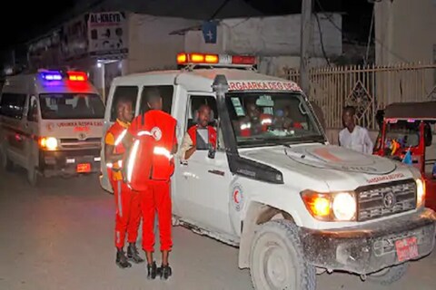 सोमालियाची राजधानी मोगादिशुमध्ये शनिवारी आईस्क्रीमच्या दुकानात झालेल्या आत्मघाती स्फोटात सात जणांचा मृत्यू झाला.