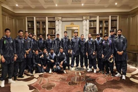 IND vs AUS टीम इंडियाचा थ्रो डाऊन स्पेशलिस्ट रघू (Throw Down Specailist Raghu) खेळाडूंना नेटमध्ये सराव देतो, पण कोरोना टेस्ट पॉझिटिव्ह आल्यामुळे रघूला सिडनीतल्या हॉटेलमध्ये क्वारंटाईन करण्यात आलं आहे. 