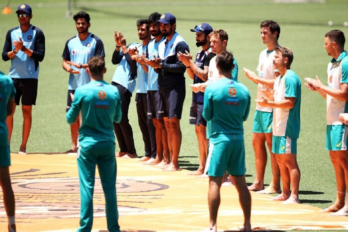 मात्र या सामन्याआधी भारत आणि ऑस्ट्रेलियाचे खेळाडू शूज न घालता गोलकार स्थितीत उभे राहिले. मात्र हा सरावाचा भागा नसून एक चांगल्या कारणास्तव खेळाडूंनी हा निर्णय घेतला आहे. 