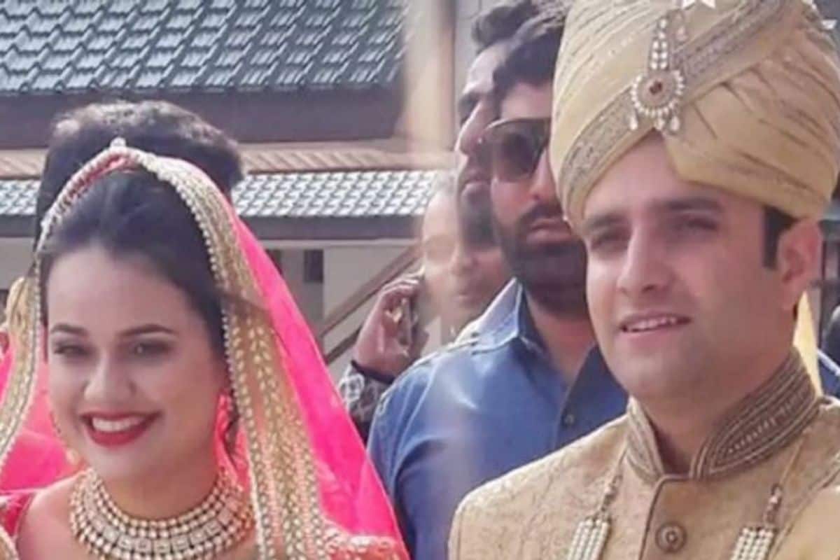 जयपुर, 20 नोव्हेंबर : भीलवाडामध्ये कोरोनाचा प्रादुर्भाव रोखण्यासाठी चर्चेत असलेली UPSC टॉपर टीना डाबी पुन्हा एकदा चर्चेत आली आहे. यूपीएससी सिव्हिल सेवा परीक्षा 2015 मध्ये टीनाने टॉप केलं होतं. तर अतहर हा दुसऱ्या क्रमांकवर होता. या दोघांनी 2018 मध्ये लग्न केलं होतं. मात्र या IAS दाम्पत्याने घटस्फोटासाठी फॅमिली कोर्टात अर्ज दाखल केल्याची बातमी समोर आली आहे. जयपुर, 20 नोव्हेंबर : भीलवाडामध्ये कोरोनाचा प्रादुर्भाव रोखण्यासाठी चर्चेत असलेली UPSC टॉपर टीना डाबी पुन्हा एकदा चर्चेत आली आहे. यूपीएससी सिव्हिल सेवा परीक्षा 2015 मध्ये टीनाने टॉप केलं होतं. तर अतहर हा दुसऱ्या क्रमांकवर होता. या दोघांनी 2018 मध्ये लग्न केलं होतं. मात्र या IAS दाम्पत्याने घटस्फोटासाठी फॅमिली कोर्टात अर्ज दाखल केल्याची बातमी समोर आली आहे.