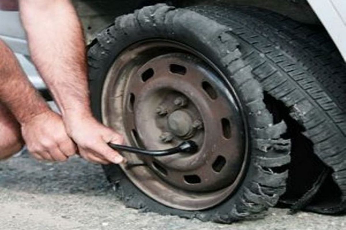 धक्कादायक! कंप्रेशरने हवा भरत असताना अचानक फुटला टायर; अपघातग्रस्त व्यक्तीचा मृत्यू