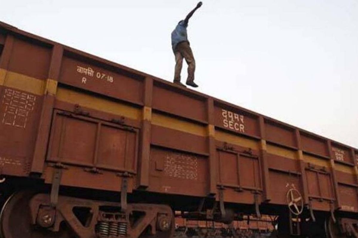 एका चुकीमुळे आयुष्य संपलं; ट्रेनवर चढून सेल्फी घेण्यासाठी मोबाइल धरला वर आणि...