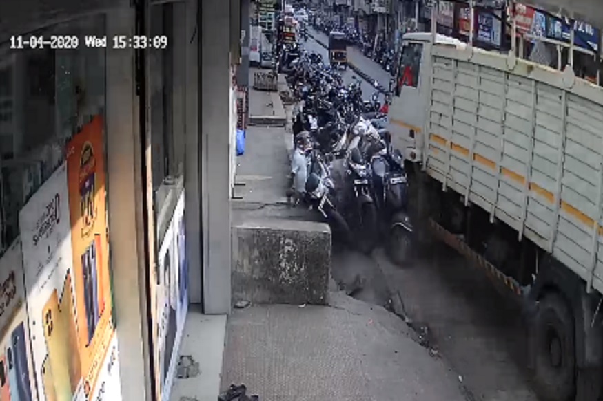 भीषण! भरधाव ट्रकने रस्त्याच्या कडेला उभे असणाऱ्यांना चिरडलं, अपघाताचा अंगावर काटा आणणारा VIDEO
