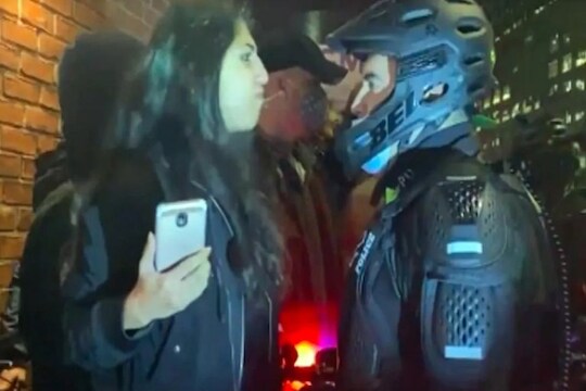 US Election 2020 : निवडणुकीदरम्यान राडा! 24 वर्षीय तरुणी पोलिसांना शिवीगाळ करत अंगावर थुंकली, VIDEO VIRAL