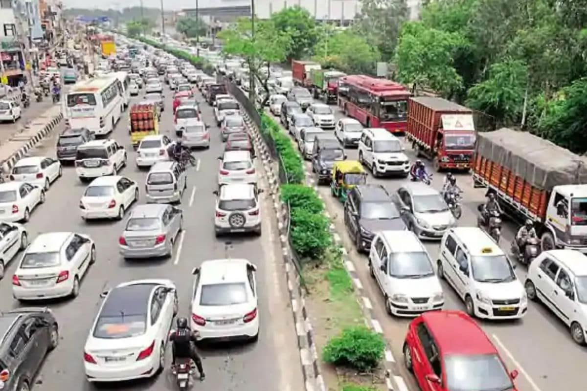 अनिल कुमार, नवी दिल्ली, 28 नोव्हेंबर: गाड्यांची नोंदणी करताना आता वाहन चाहकांना नॉमिनी अर्थात उत्तराधिकाऱ्याचे नाव देखील द्यावे लागू शकते. केंद्रीय रस्ते वाहतूक आणि महामार्ग मंत्रालयाने केंद्रीय मोटार वाहन नियम 1989 मध्ये प्रस्तावित दुरुस्तीबद्दल सामान्य लोकं आणि सर्व भागधारकांच्या सूचना तसंच टिप्पण्या मागवल्या आहेत. अनिल कुमार, नवी दिल्ली, 28 नोव्हेंबर: गाड्यांची नोंदणी करताना आता वाहन चाहकांना नॉमिनी अर्थात उत्तराधिकाऱ्याचे नाव देखील द्यावे लागू शकते. केंद्रीय रस्ते वाहतूक आणि महामार्ग मंत्रालयाने केंद्रीय मोटार वाहन नियम 1989 मध्ये प्रस्तावित दुरुस्तीबद्दल सामान्य लोकं आणि सर्व भागधारकांच्या सूचना तसंच टिप्पण्या मागवल्या आहेत.