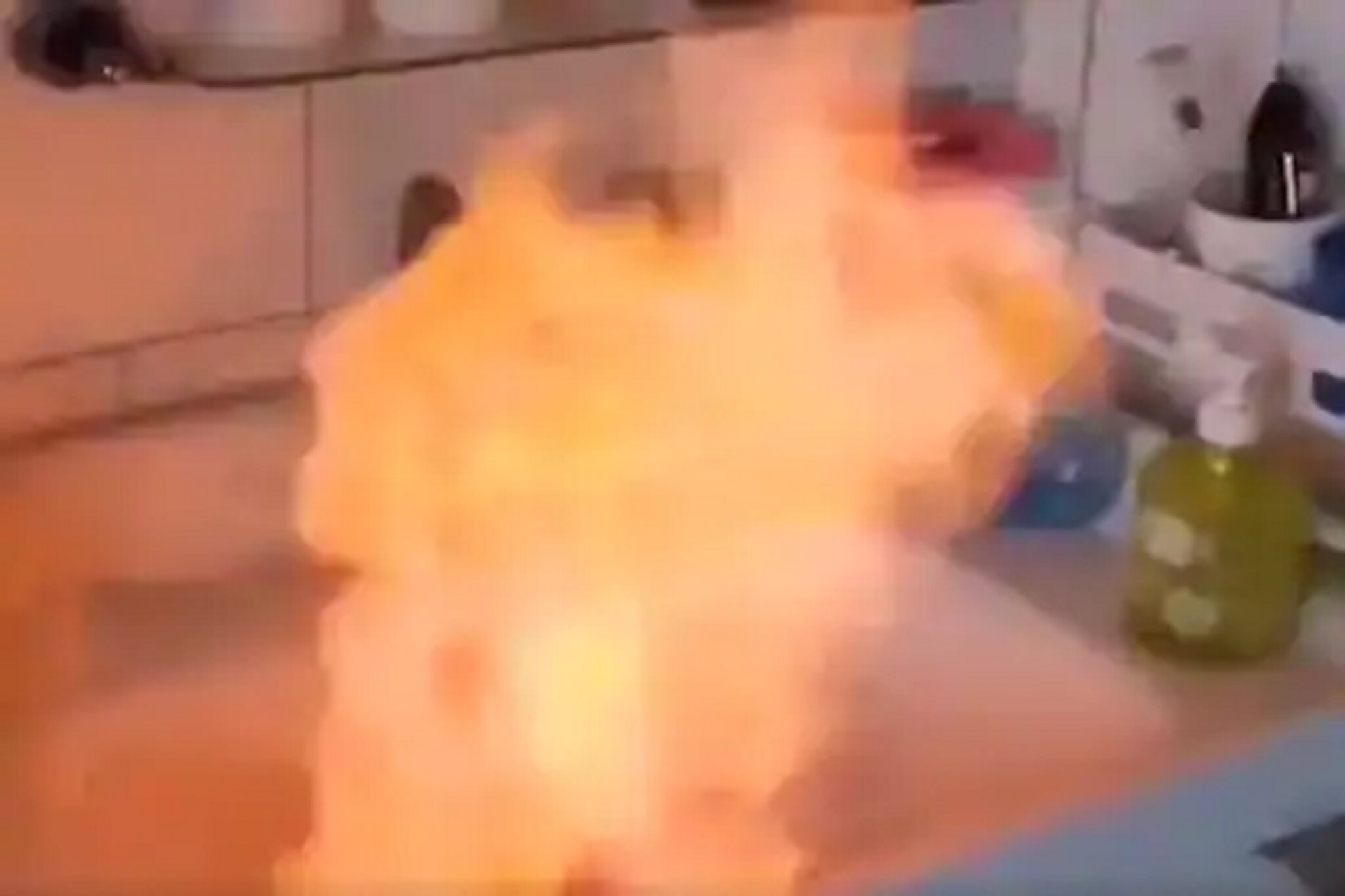 या गावात पाण्यालाच लागली आग, जळू लागलं नळाला येणारं पाणी; पाहा थरारक VIDEO