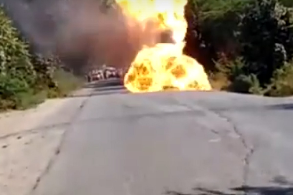 OMG! आधी धूर आला मग आग भडकली अन् क्षणात झाला विस्फोट, बर्निंग कारचा थरारक VIDEO