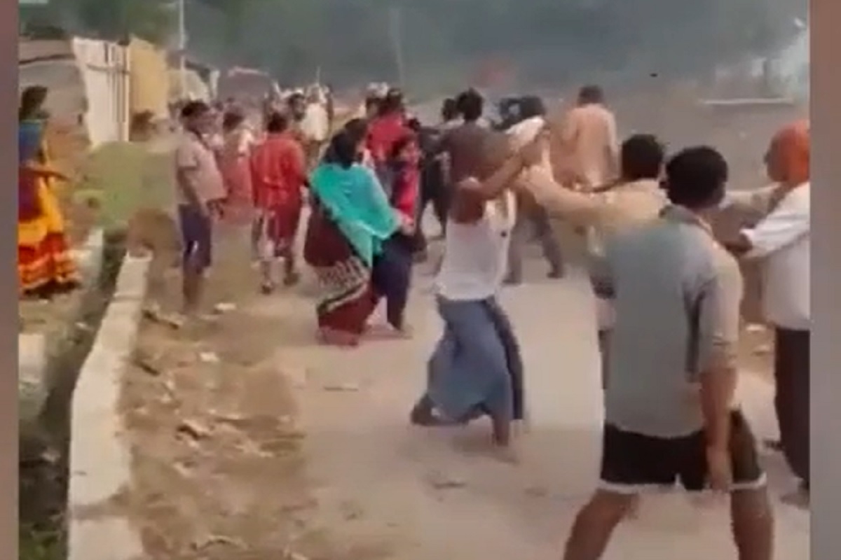 किरकोळ वादातून वाहिले रक्ताचे पाट, 2 गटांमधील तुबंळ हाणामारीचा VIDEO VIRAL