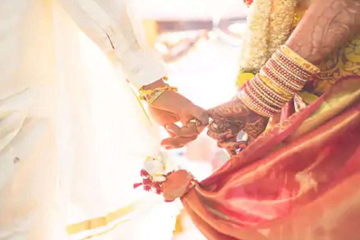 लेकीच्या लग्नात आईच बनली नवरी; मुलीचं कन्यादान केलं आणि स्वत: घेतली सप्तपदी