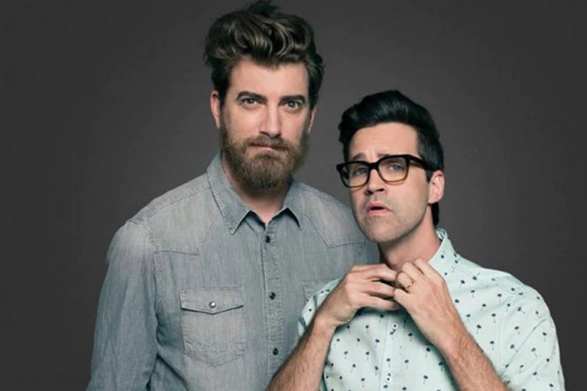 रेथ आणि लिंक (Rhett and Link) कमाल कॉमेडियन आहेत. आपल्या विनोदी व्हिडीओमधून लोकांना हसविण्यात ही जोडी Youtube वर सर्वाधिक पसंत केली जात आहे. या जोडीचं नाव सर्वाधिक पैसे कमवणाऱ्यांमध्ये घेतलं जातं. या दोघांची Youtube मुळे वर्षभराची कमाई साधारण 17.5 मिलियन (साधरण 129 कोटी रुपये) आहे. रेथ आणि लिंक (Rhett and Link) कमाल कॉमेडियन आहेत. आपल्या विनोदी व्हिडीओमधून लोकांना हसविण्यात ही जोडी Youtube वर सर्वाधिक पसंत केली जात आहे. या जोडीचं नाव सर्वाधिक पैसे कमवणाऱ्यांमध्ये घेतलं जातं. या दोघांची Youtube मुळे वर्षभराची कमाई साधारण 17.5 मिलियन (साधरण 129 कोटी रुपये) आहे.