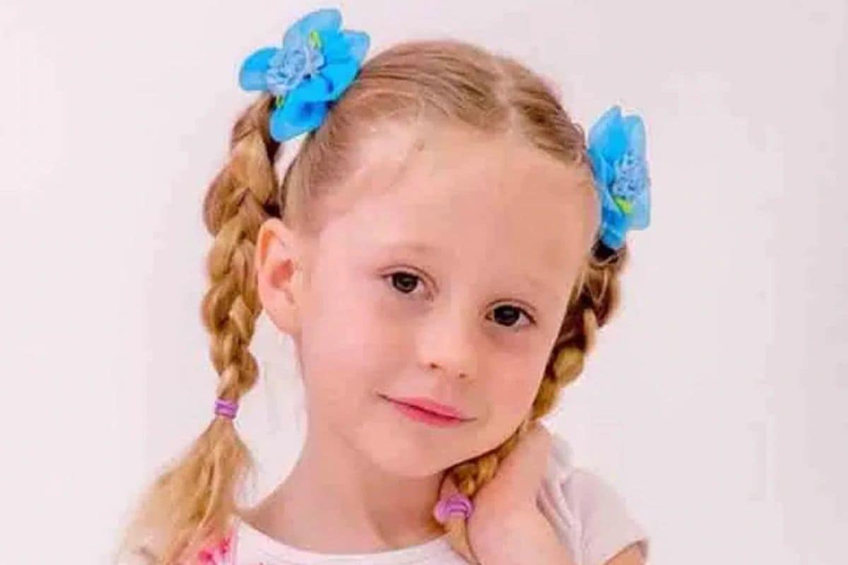 रशियन-अमेरिकन Nastya केवळ 6 वर्षांची आहे. मात्र तिची Youtube मुळे वर्षभराची कमाई साधारण 18 मिलियन डॉलर (साधारण 132 कोटी) रुपये आहे. Nastya व्हिडीओ प्लेटफॉर्म Youtube मध्ये 6 चॅनल चालवते. आपलं शिक्षण आणि विनोदी व्हिडीओंमुळे ती खूप पॉप्यूलर आहे. रशियन-अमेरिकन Nastya केवळ 6 वर्षांची आहे. मात्र तिची Youtube मुळे वर्षभराची कमाई साधारण 18 मिलियन डॉलर (साधारण 132 कोटी) रुपये आहे. Nastya व्हिडीओ प्लेटफॉर्म Youtube मध्ये 6 चॅनल चालवते. आपलं शिक्षण आणि विनोदी व्हिडीओंमुळे ती खूप पॉप्यूलर आहे.