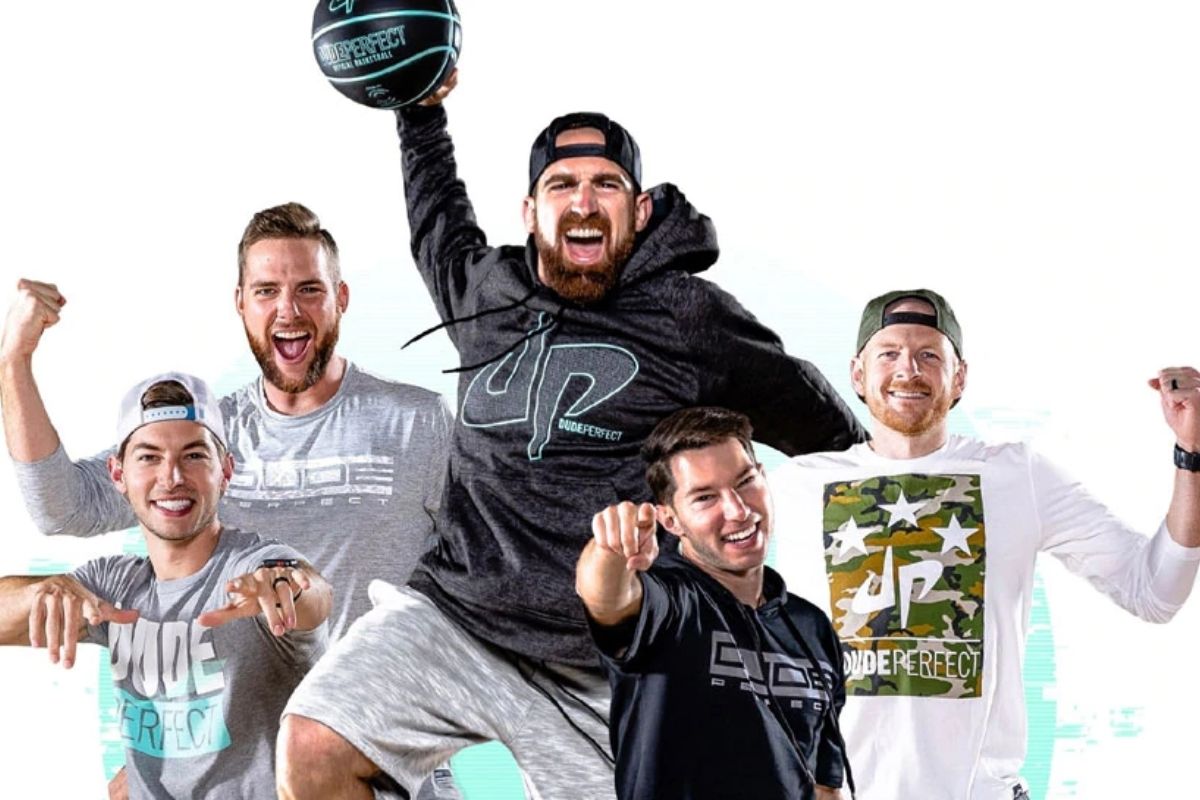 पाच मित्रांची टीम, डूड पर्फेक्ट (Dude Perfect) व्हिडीओ प्लेटफॉर्म Youtube मध्ये दुसरं सर्वाधिक कमाई करणारं चॅनल आहे. पाच मित्र आपल्या व्हिडीओमध्ये क्रेजी ट्रिक्स करतात. संपूर्ण जगात यांचे व्हिडीओ खूप प्रसिद्ध आहेत. 2019 मध्ये केवळ Youtube मधून या ग्रुपने 20 मिलियन डॉलर (साधारण 147 कोटी रुपये) इतकी कमाई केली आहे. पाच मित्रांची टीम, डूड पर्फेक्ट (Dude Perfect) व्हिडीओ प्लेटफॉर्म Youtube मध्ये दुसरं सर्वाधिक कमाई करणारं चॅनल आहे. पाच मित्र आपल्या व्हिडीओमध्ये क्रेजी ट्रिक्स करतात. संपूर्ण जगात यांचे व्हिडीओ खूप प्रसिद्ध आहेत. 2019 मध्ये केवळ Youtube मधून या ग्रुपने 20 मिलियन डॉलर (साधारण 147 कोटी रुपये) इतकी कमाई केली आहे.