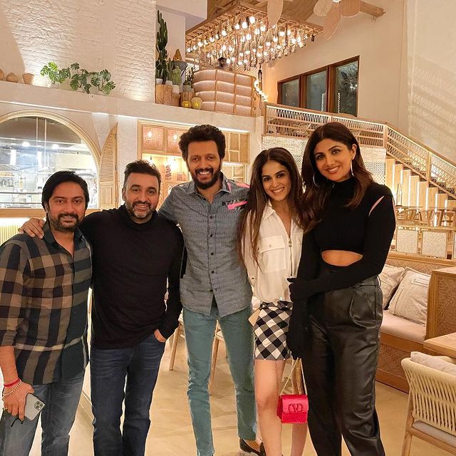 शिल्पा शेट्टीच्या हॉटेलला रितेश देशमुख (Ritesh Deshmukh), जेनेलिया देशमुख यांनीही भेट दिली आहे. राज कुंद्रा आणि शिल्पा शेट्टीने हे फोटो सोशल मीडियावर शेअर केले आहे. शिल्पा शेट्टीच्या हॉटेलला रितेश देशमुख (Ritesh Deshmukh), जेनेलिया देशमुख यांनीही भेट दिली आहे. राज कुंद्रा आणि शिल्पा शेट्टीने हे फोटो सोशल मीडियावर शेअर केले आहे.