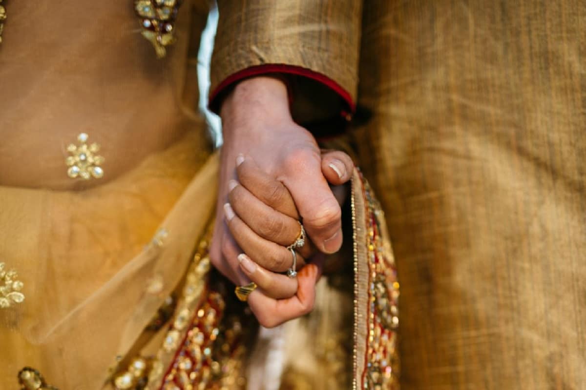 लग्नानंतर पहिल्या वर्षभरात नातलगांकडे जाणे, पार्ट्यांना जाणं,कार्यक्रम,सण यामुळे नवीन पदार्थ खाणं होतं राहतं.