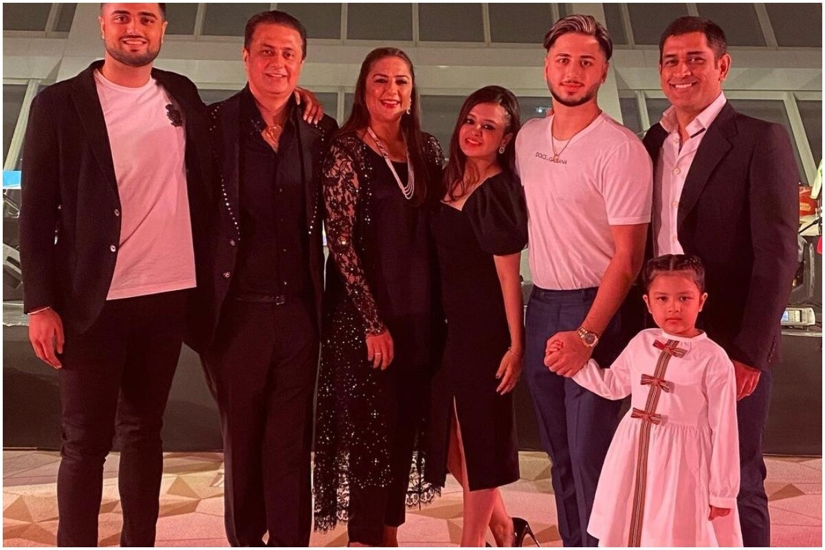 आयपीएल (IPL 2020) चा 13 वा मोसमत संपल्यानंतर चेन्नई (CSK)चा कर्णधार एमएस धोनी (MS Dhoni) आपलं कुटुंब आणि मित्रांसोबत सुट्टी एन्जॉय करण्यासाठी दुबईला गेला आहे. याचवेळी साक्षी धोनीचा वाढदिवस दुबईमध्ये साजरा करण्यात आला. याचे काही फोटो सध्या सोशल मीडियावर व्हायरल होत आहेत. या फोटोंमध्ये माही, साक्षी आणि त्यांची मुलगी झिवा दुबईमध्ये मजा करताना दिसत आहे. (Ziva Dhoni/Instagram) आयपीएल (IPL 2020) चा 13 वा मोसमत संपल्यानंतर चेन्नई (CSK)चा कर्णधार एमएस धोनी (MS Dhoni) आपलं कुटुंब आणि मित्रांसोबत सुट्टी एन्जॉय करण्यासाठी दुबईला गेला आहे. याचवेळी साक्षी धोनीचा वाढदिवस दुबईमध्ये साजरा करण्यात आला. याचे काही फोटो सध्या सोशल मीडियावर व्हायरल होत आहेत. या फोटोंमध्ये माही, साक्षी आणि त्यांची मुलगी झिवा दुबईमध्ये मजा करताना दिसत आहे. (Ziva Dhoni/Instagram)
