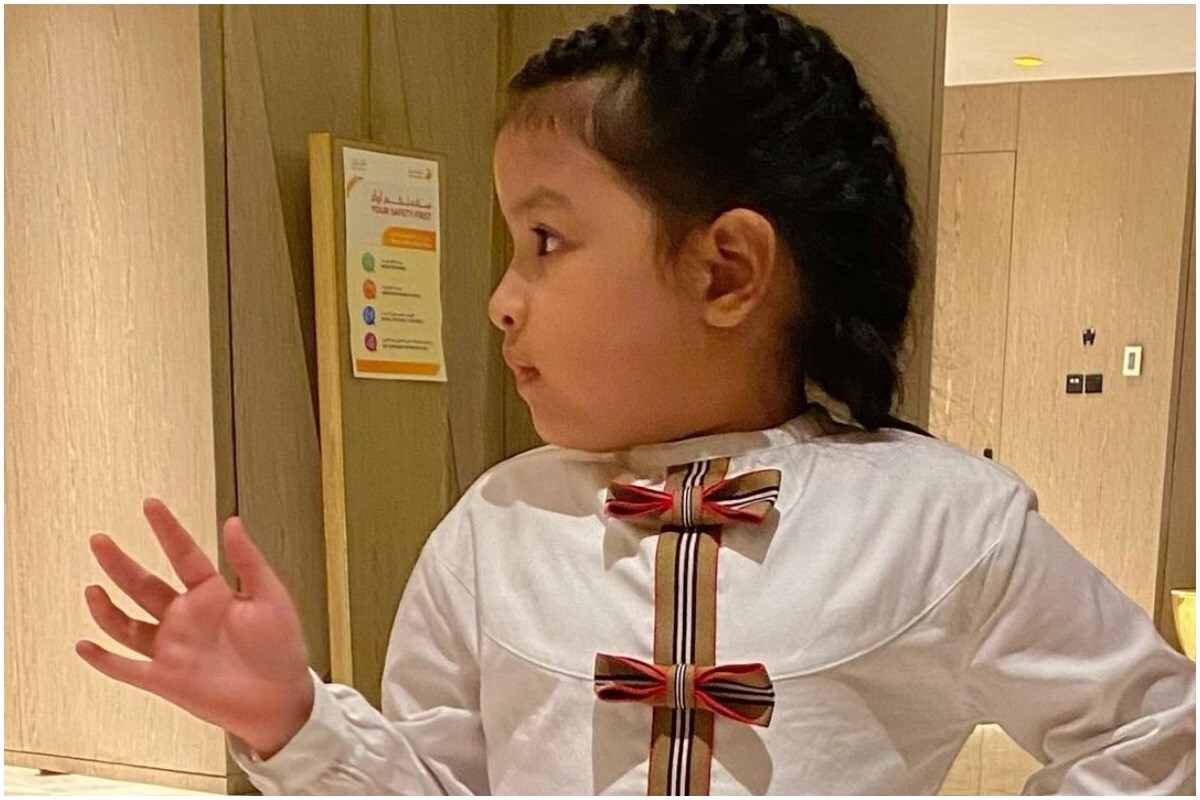 झिवा धोनीचे हे फोटो तिच्या अधिकृत इन्स्टाग्राम अकाऊंटवरुन शेयर करण्यात आले आहेत. या फोटोंमध्ये झिवाने पांढऱ्या रंगाचा ड्रेस घातला आहे, सोबतच तिने स्टायलिश हेयरस्टाईलही केली आहे. (Ziva Dhoni/Instagram) झिवा धोनीचे हे फोटो तिच्या अधिकृत इन्स्टाग्राम अकाऊंटवरुन शेयर करण्यात आले आहेत. या फोटोंमध्ये झिवाने पांढऱ्या रंगाचा ड्रेस घातला आहे, सोबतच तिने स्टायलिश हेयरस्टाईलही केली आहे. (Ziva Dhoni/Instagram)