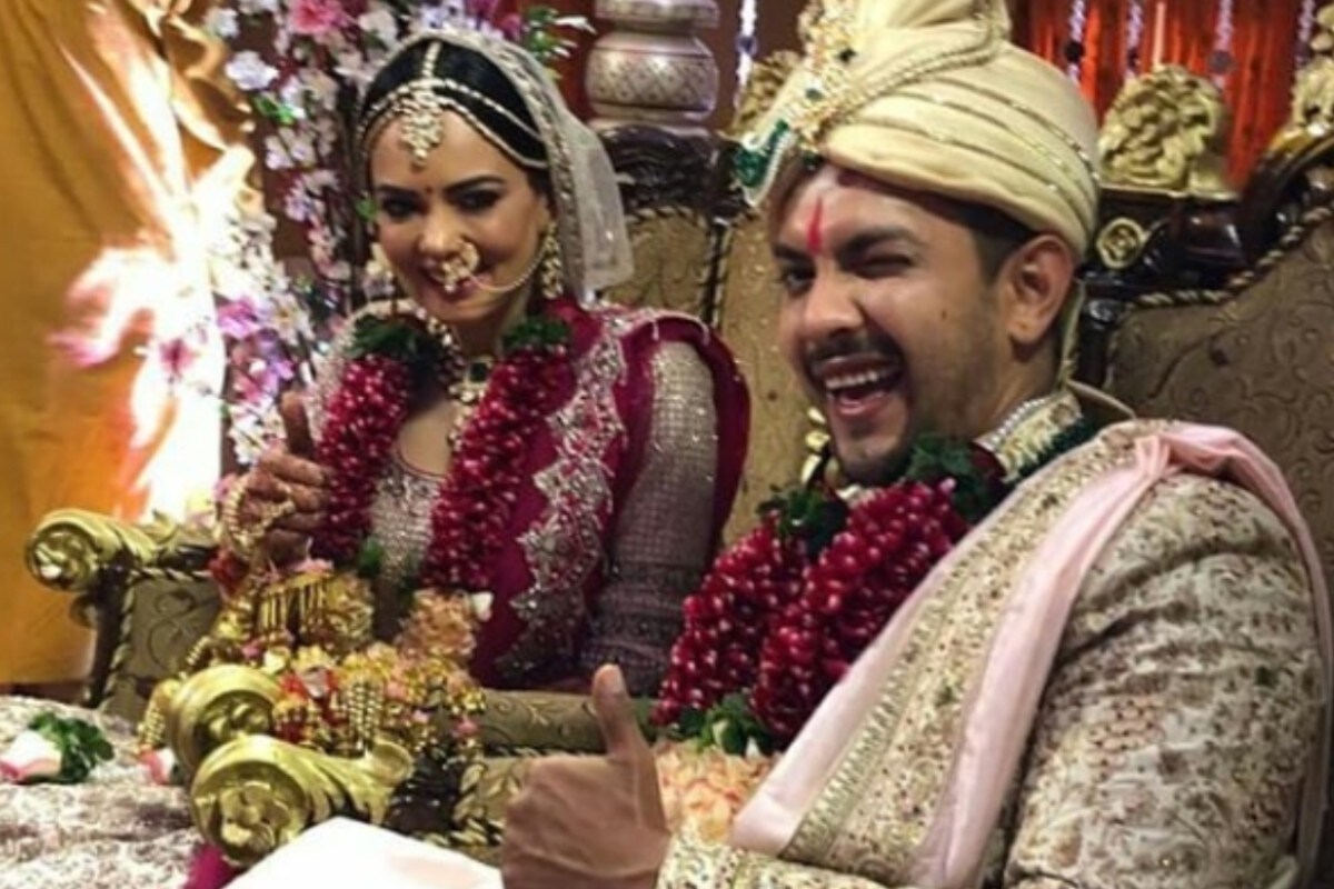 वधूवराच्या पोषाखात दोघांची जोडी साजेशी दिसत आहे. आदित्य-श्वेताच्या लग्नाचे फोटो सोशल मीडियावर व्हायरल होत आहेत. (फोटो सौजन्य-@adiholic_till_last_breath/Instagram) वधूवराच्या पोषाखात दोघांची जोडी साजेशी दिसत आहे. आदित्य-श्वेताच्या लग्नाचे फोटो सोशल मीडियावर व्हायरल होत आहेत. (फोटो सौजन्य-@adiholic_till_last_breath/Instagram)