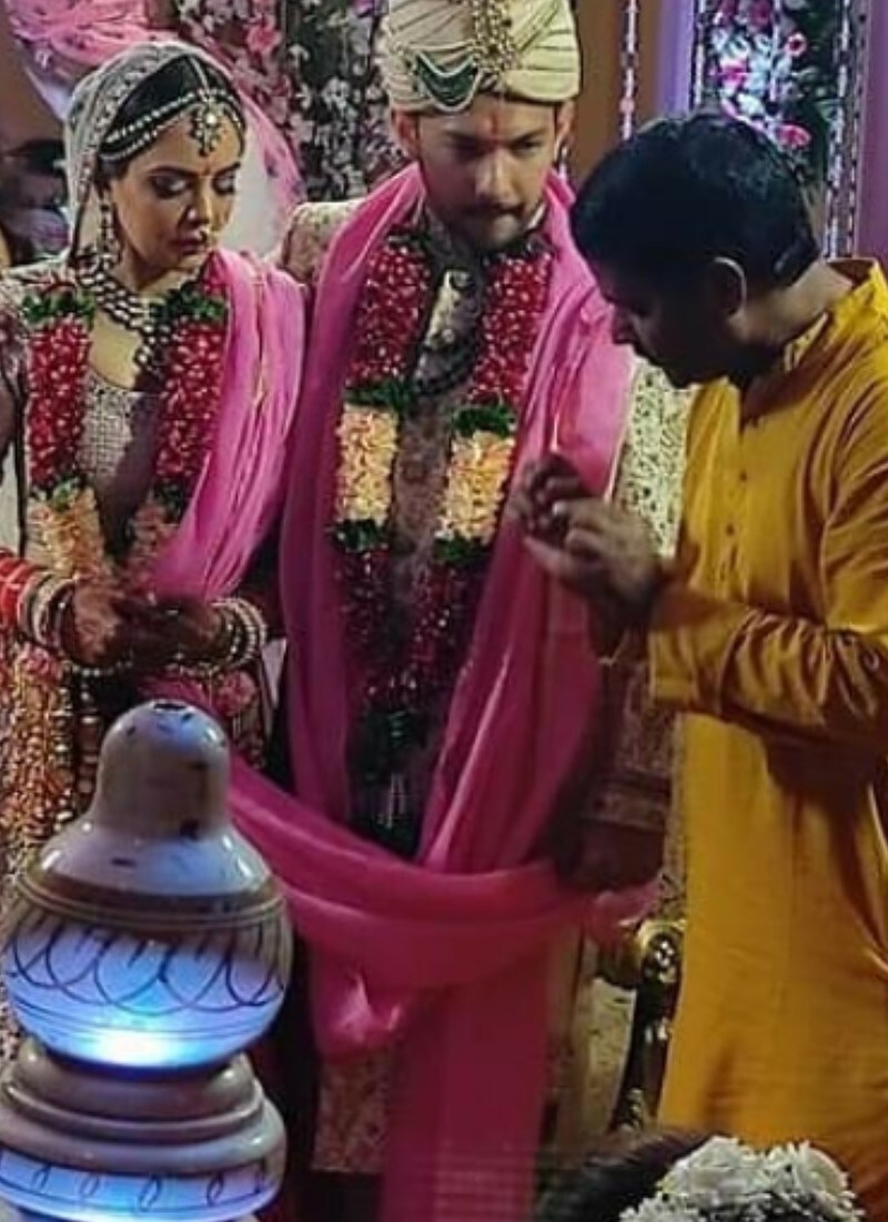 आदित्य नारायण आणि श्वेता अग्रवालचा लग्नसोहळा पारंपरिक पद्धतीने विधीवत पार पडला. (फोटो सौजन्य-@adiholic_till_last_breath/Instagram) आदित्य नारायण आणि श्वेता अग्रवालचा लग्नसोहळा पारंपरिक पद्धतीने विधीवत पार पडला. (फोटो सौजन्य-@adiholic_till_last_breath/Instagram)